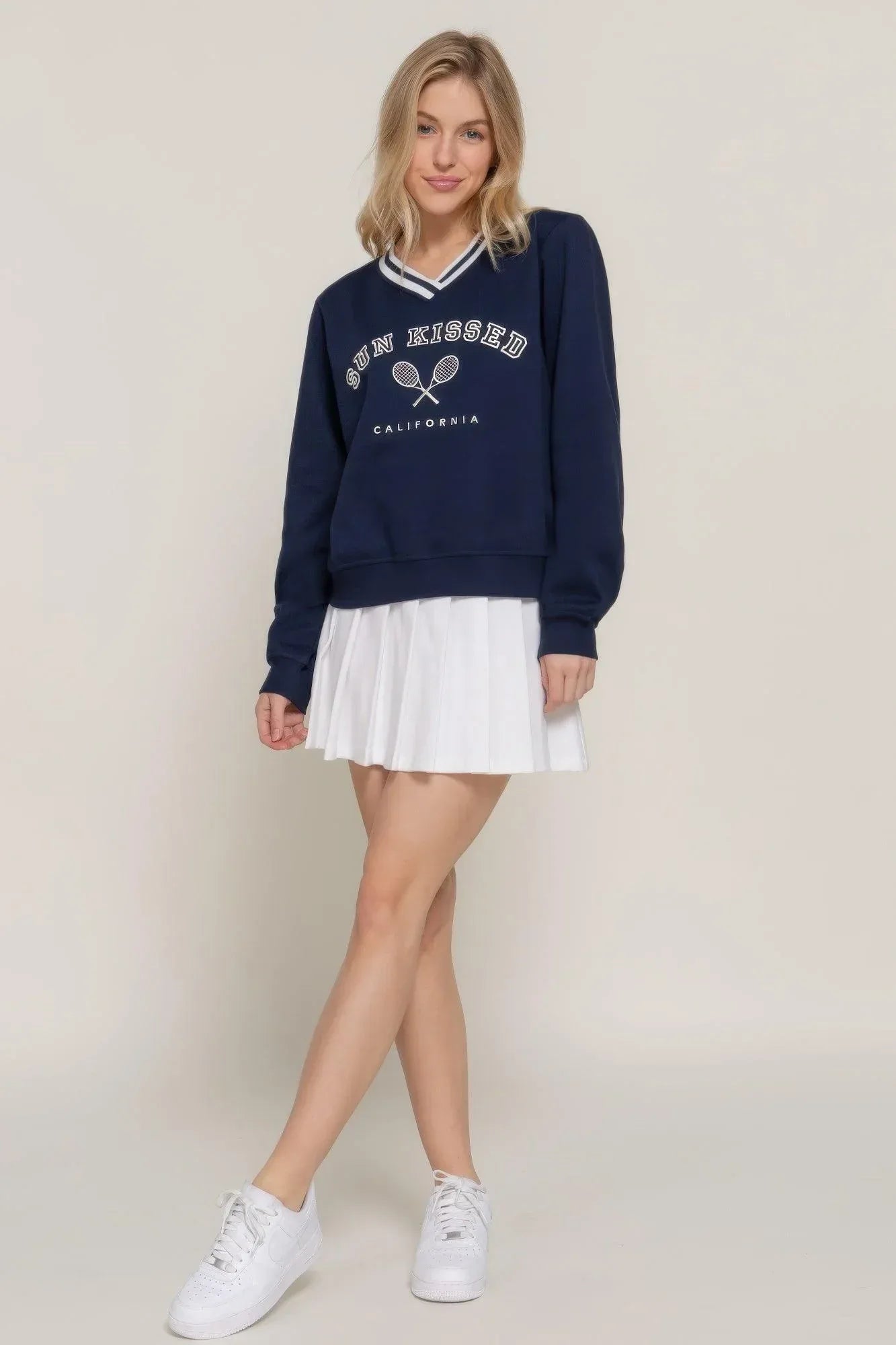 Long slv v-neck embroidered sweatshirt Secondary image