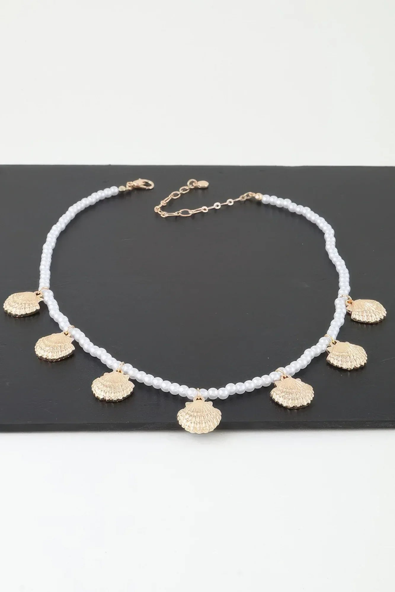 Clamshell Charm Pearl Necklace Secondary image