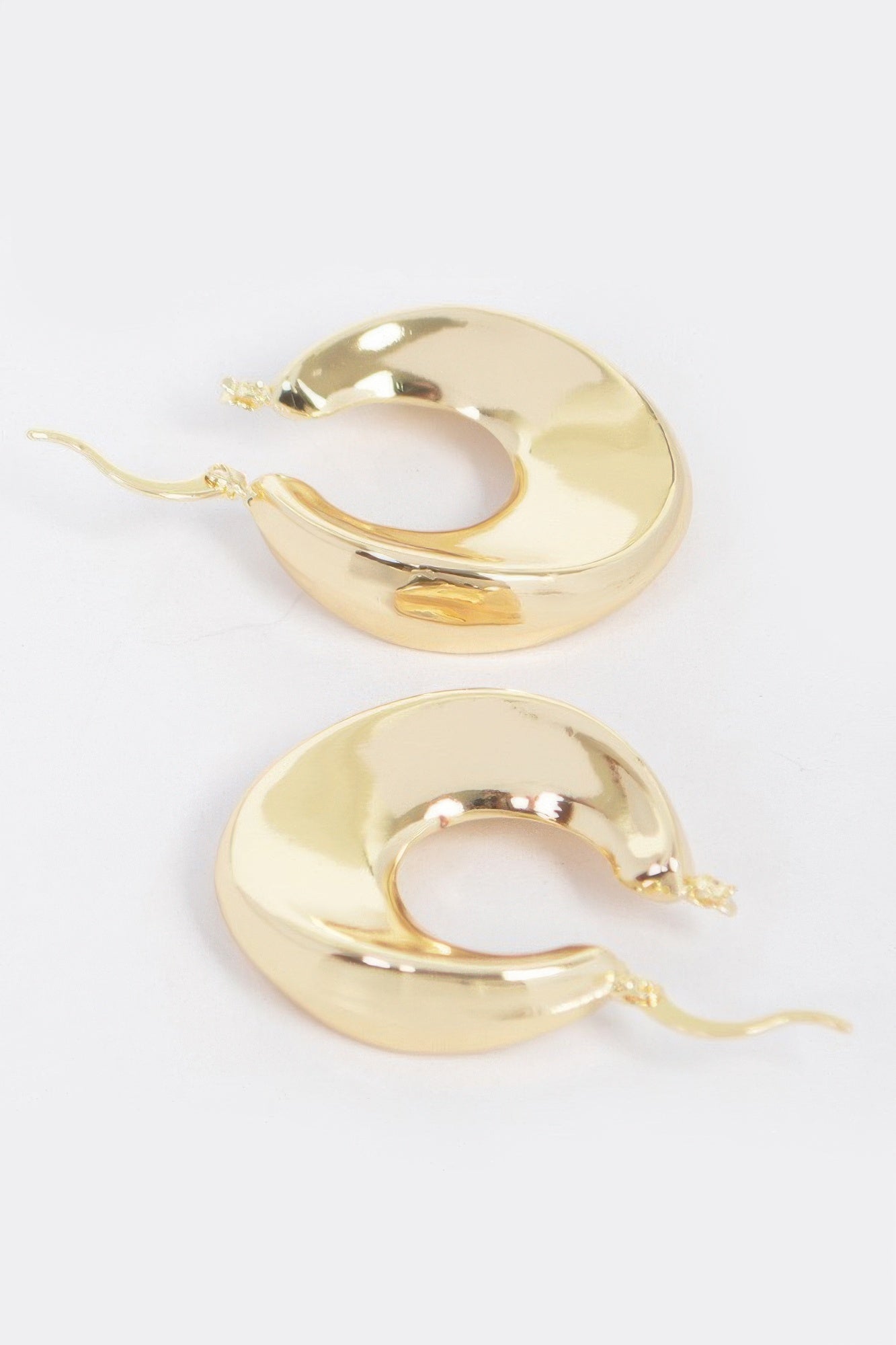 Vintage Gold Dip Metal Earring Secondary image
