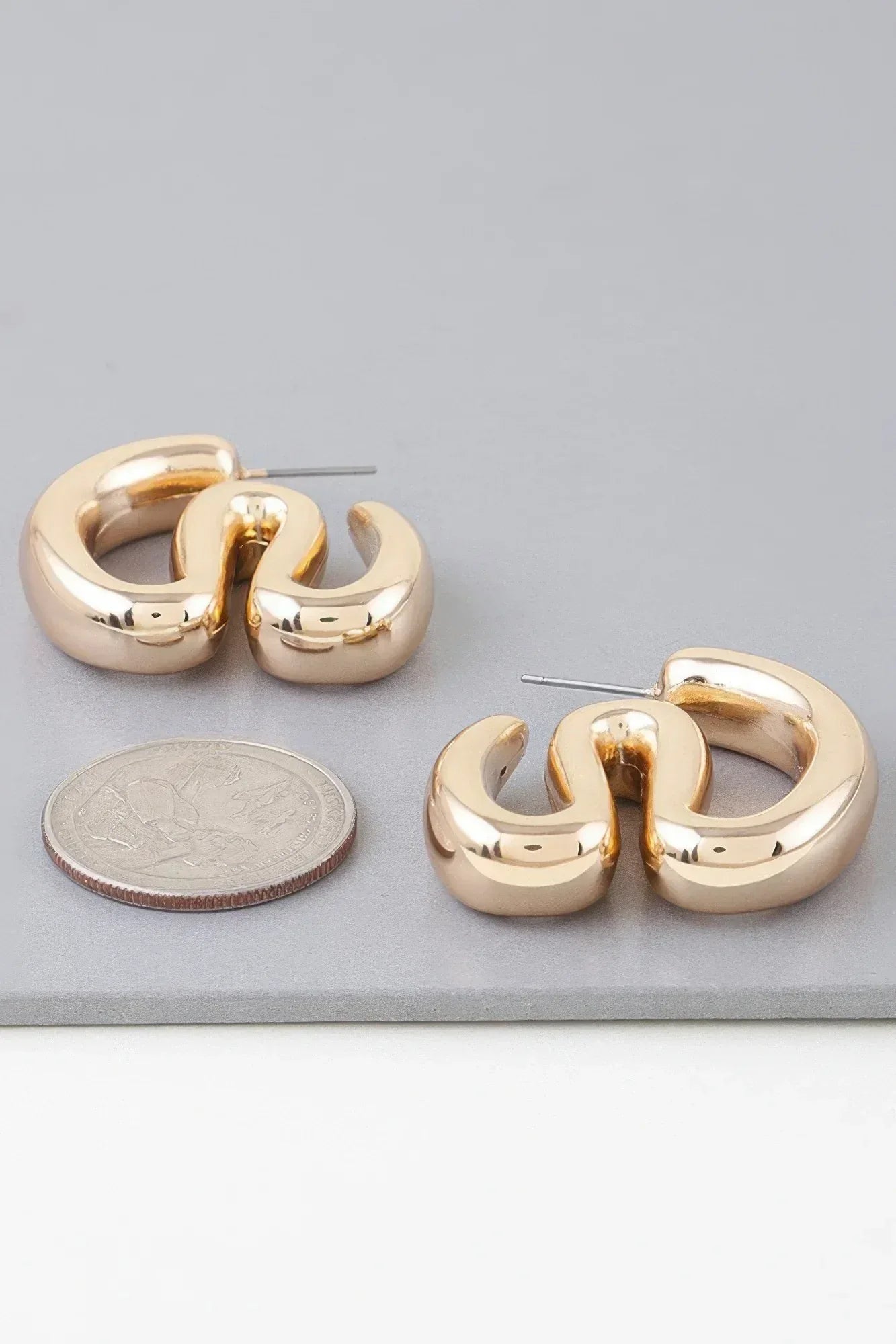 Shiny Wave Bend Earrings Secondary image