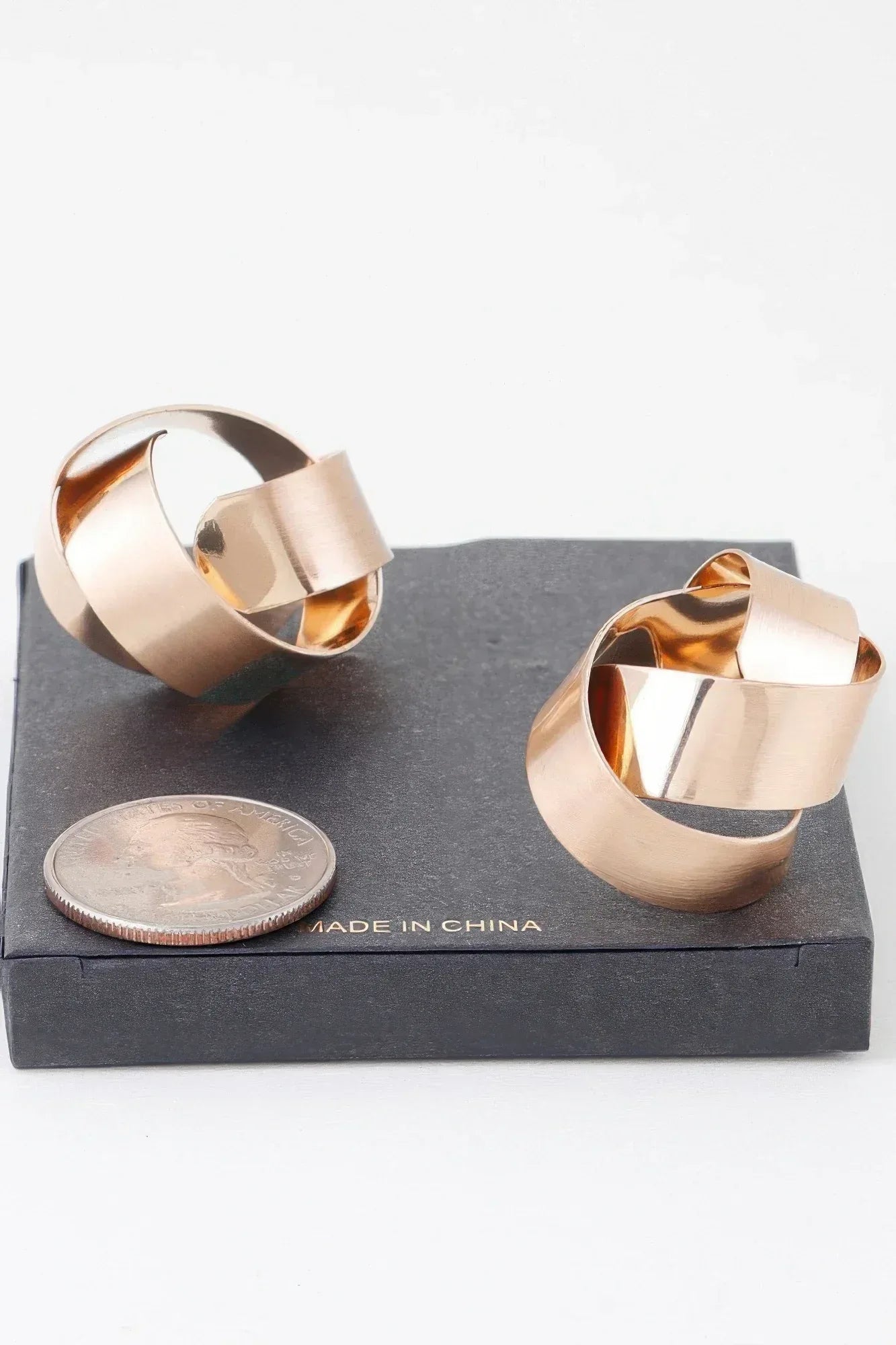 Delicate Shiny Curved Earrings Secondary image