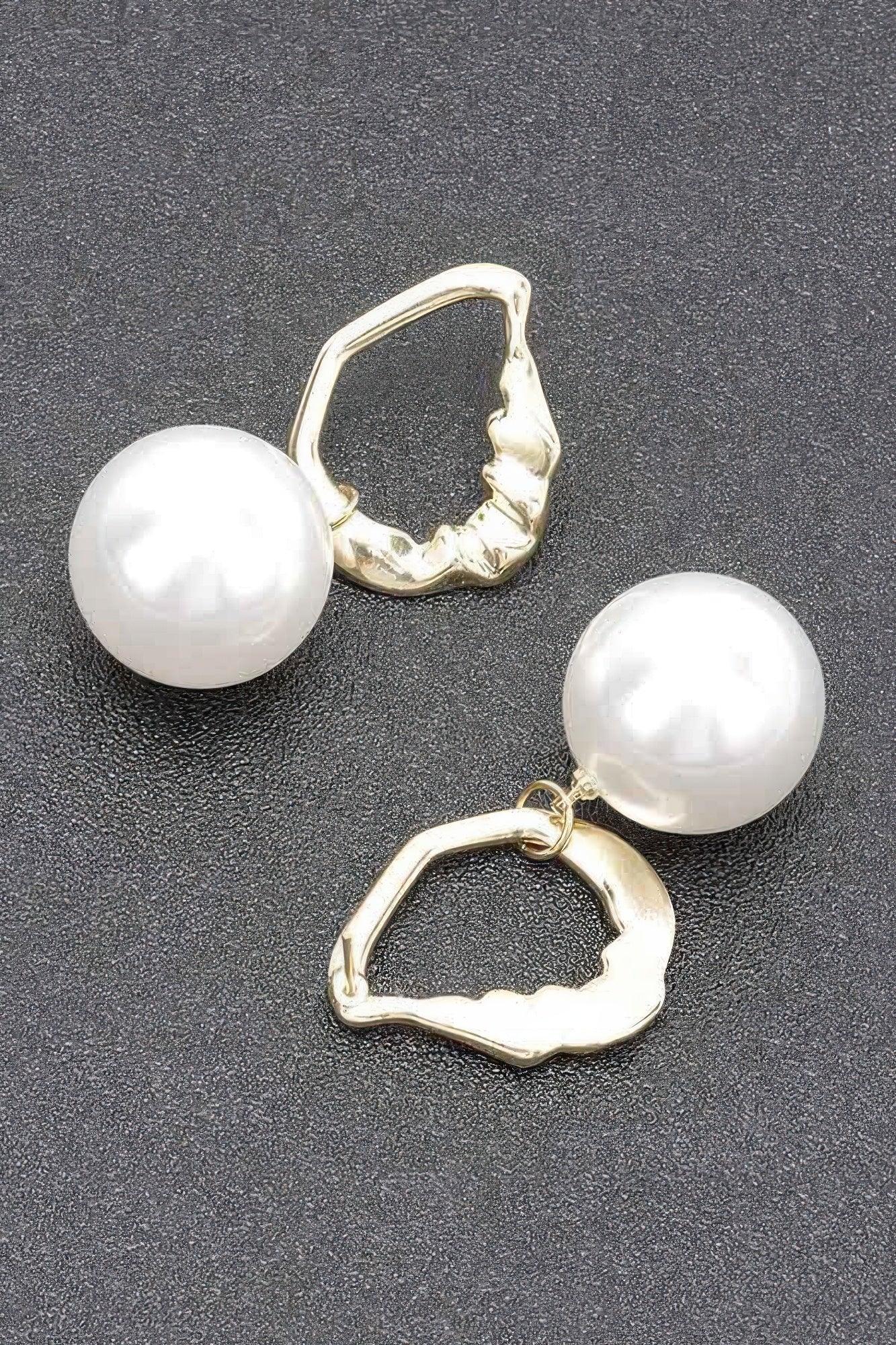 Faux Pearl Metal Earring Secondary image