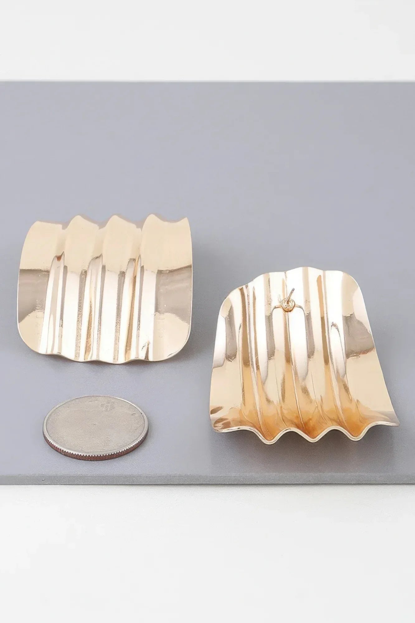 Shiny Ribbed Curve Earrings Secondary image