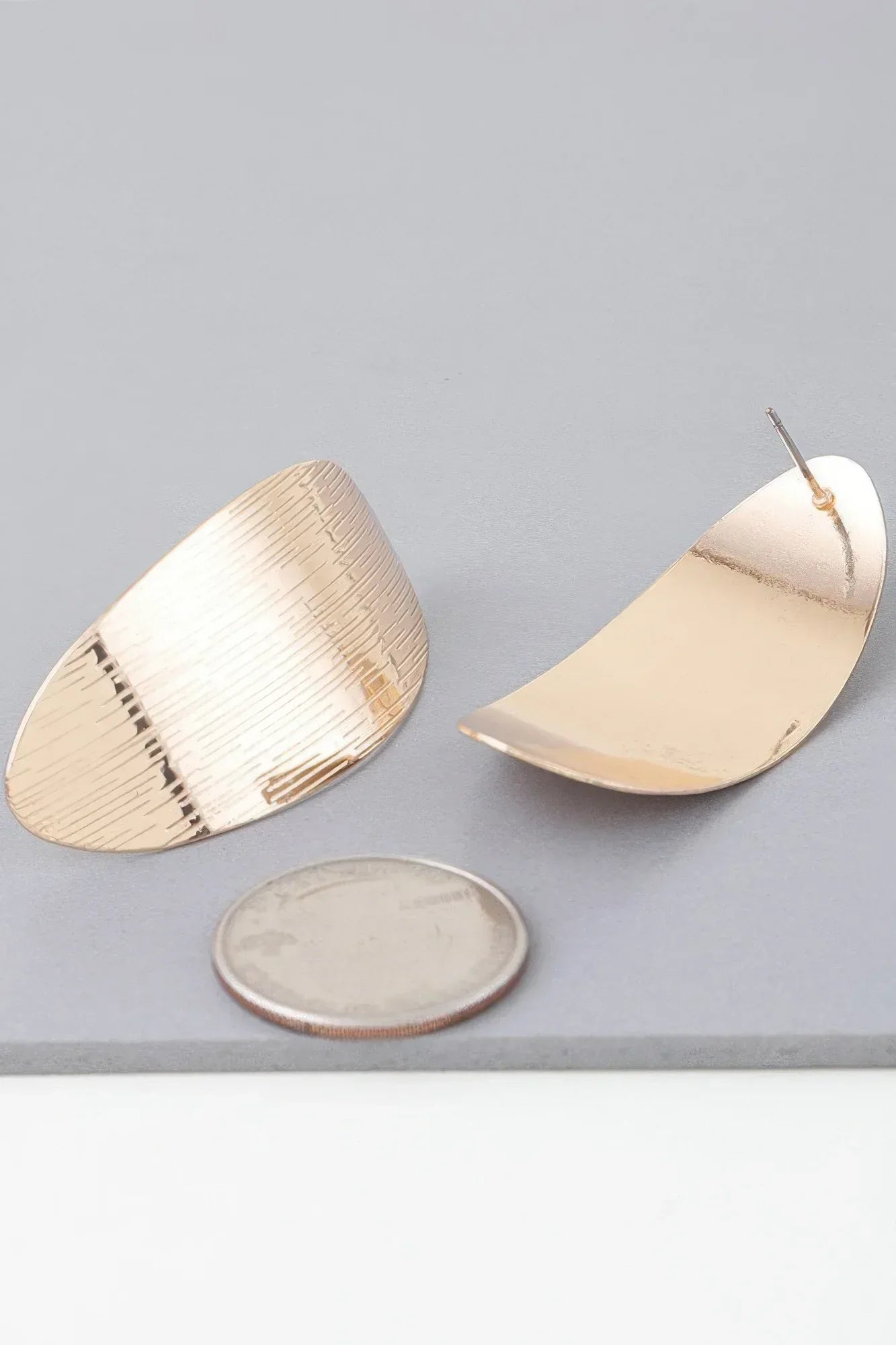 Shiny Curved Peel Earrings Secondary image