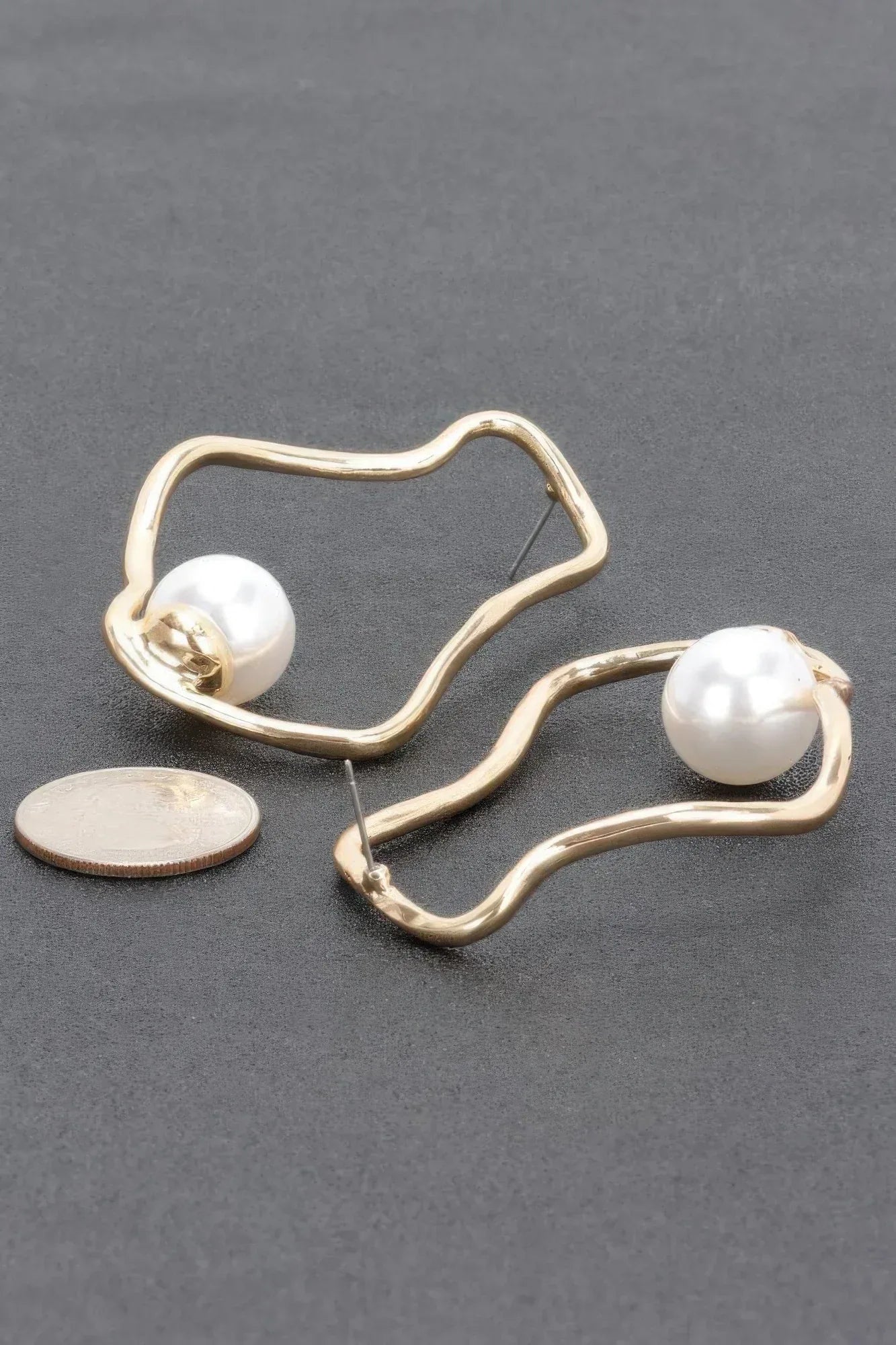 Faux Pearl Metal Earring Secondary image