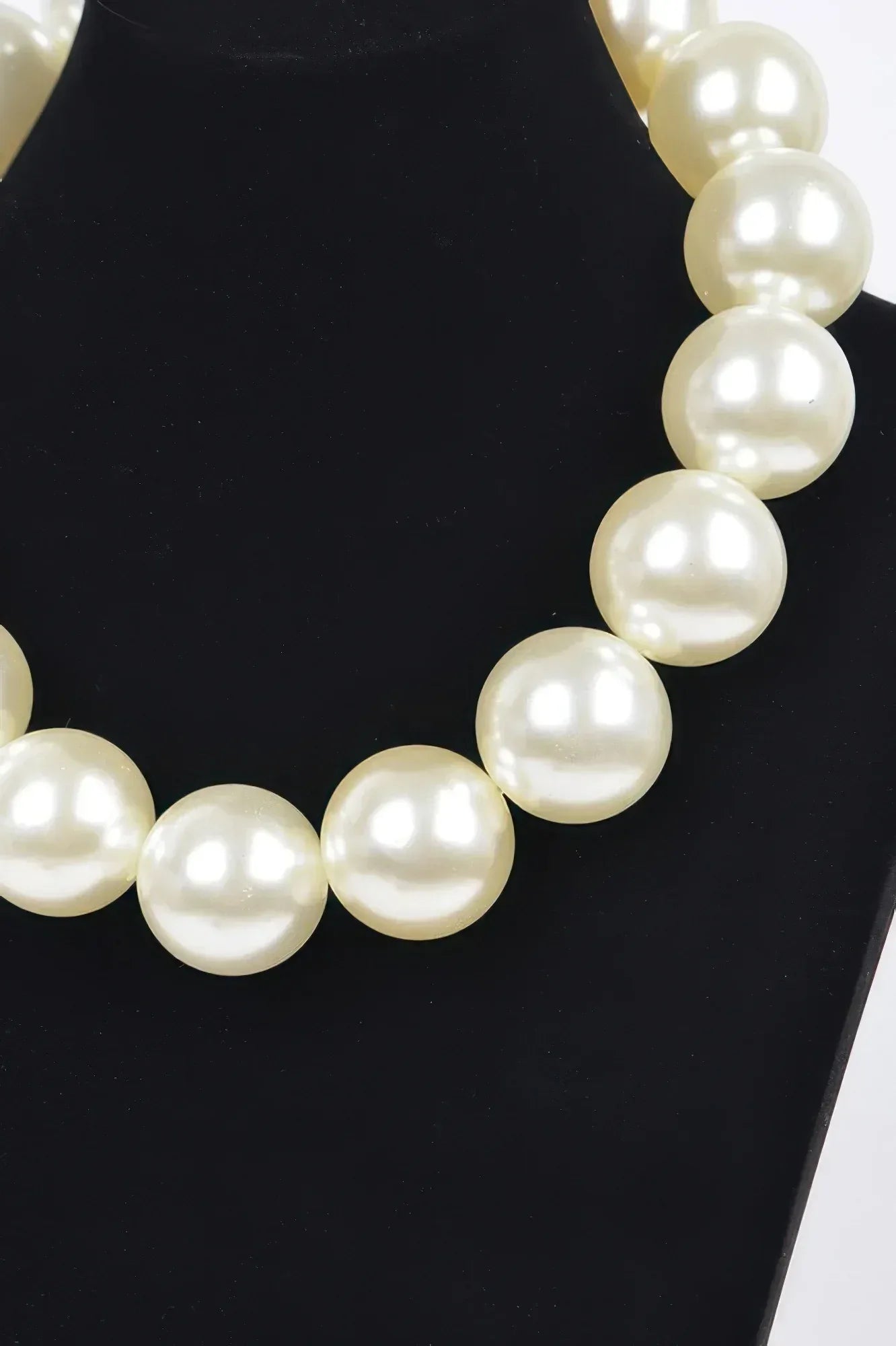 Big Round Pearl Necklace Secondary image