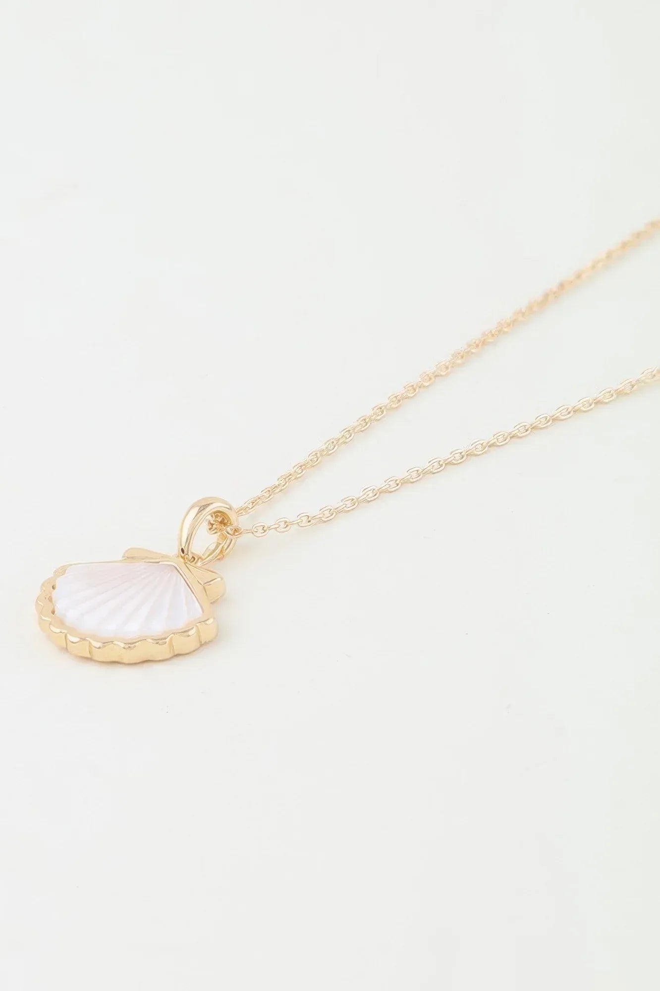 Classic Seashell Pendant Necklace Secondary image