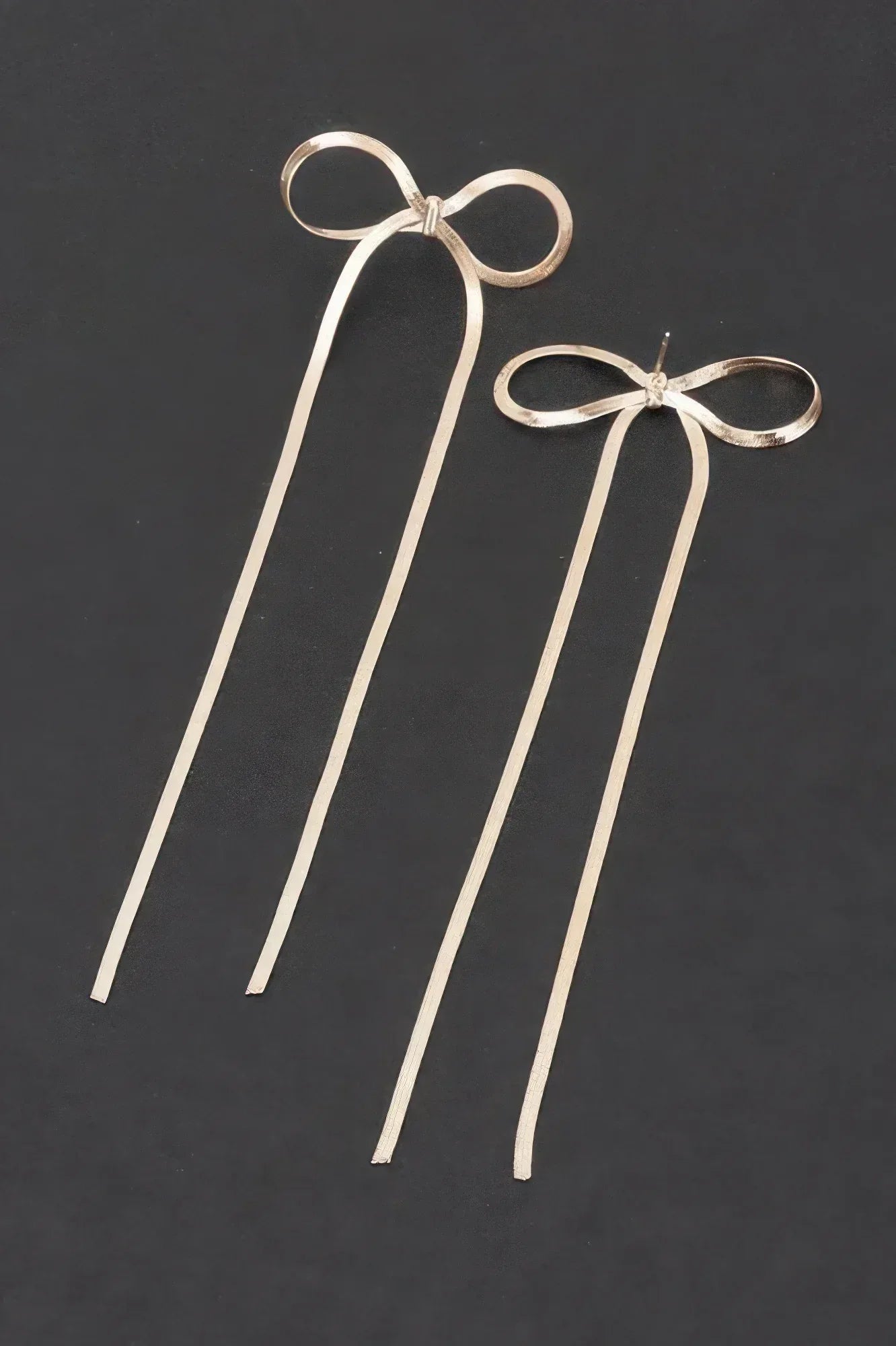 Metal Snake Chain Ribbon Earrings Secondary image