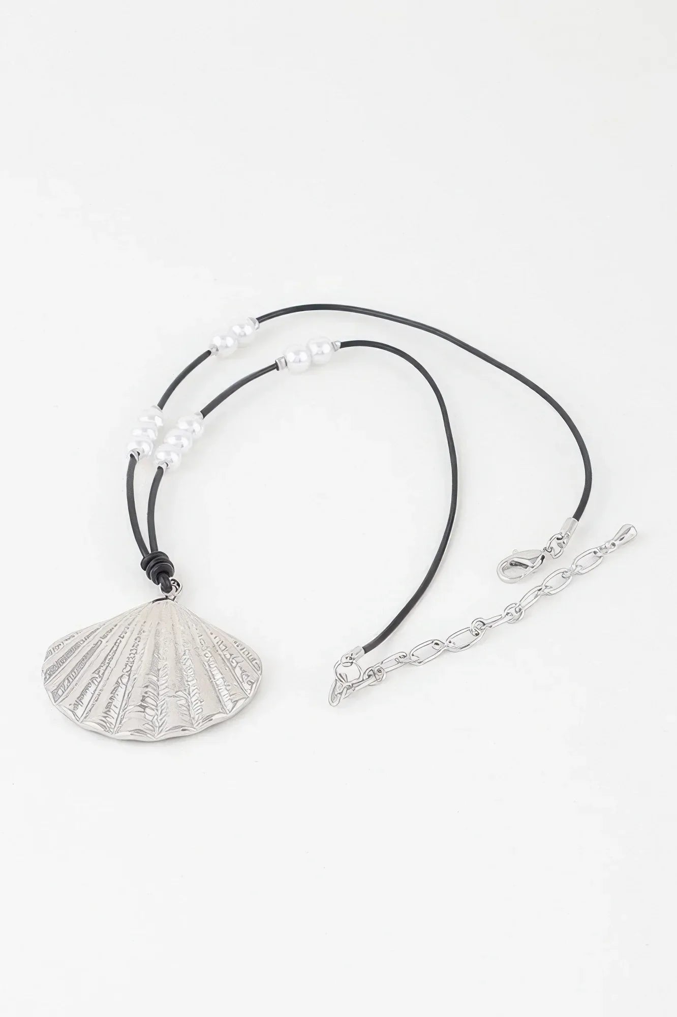 Pearled Clam Shell Necklace | Mixtshop LLC Main image