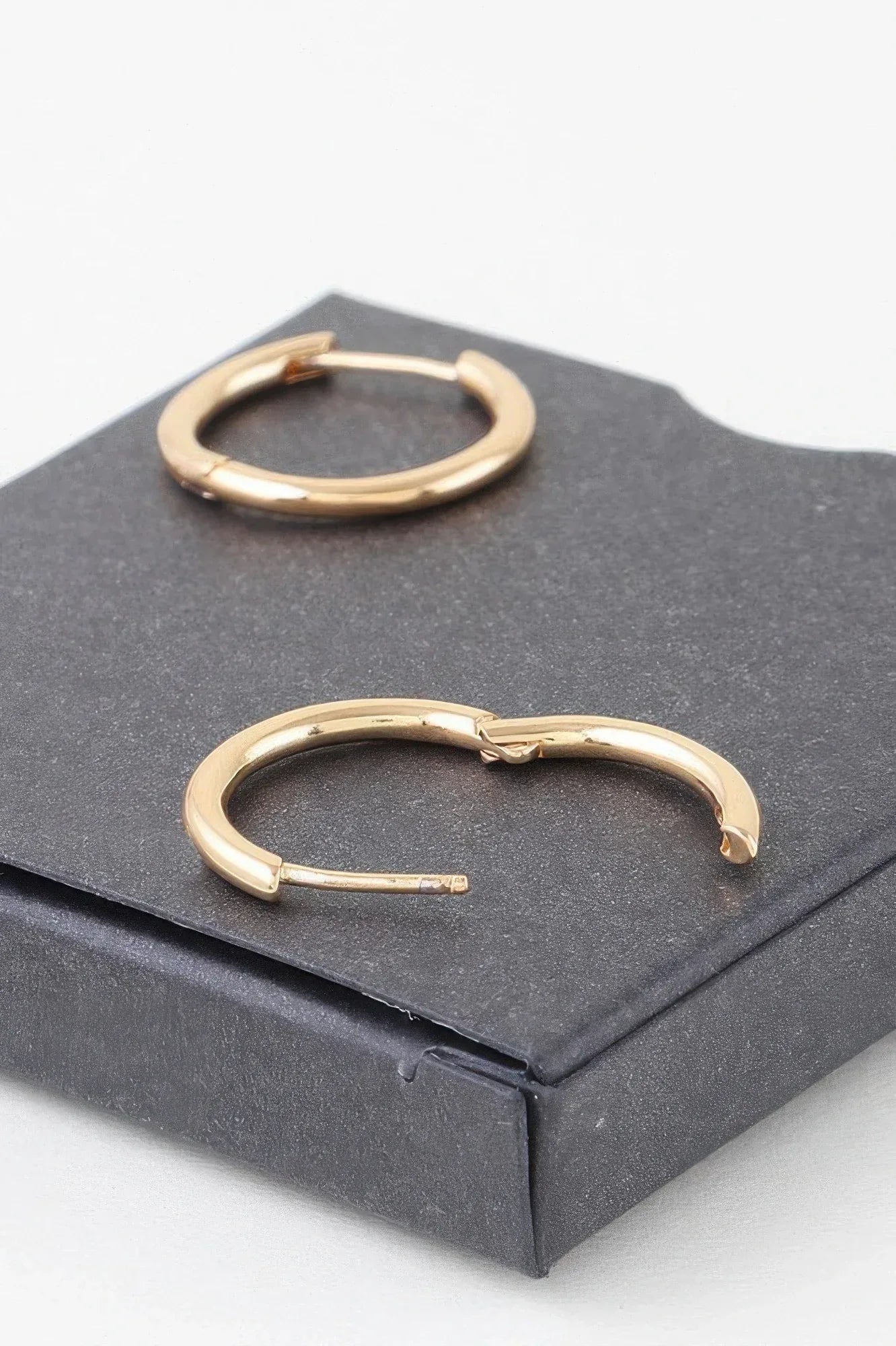 Minimal Shiny Clasp Earrings | Mixtshop LLC