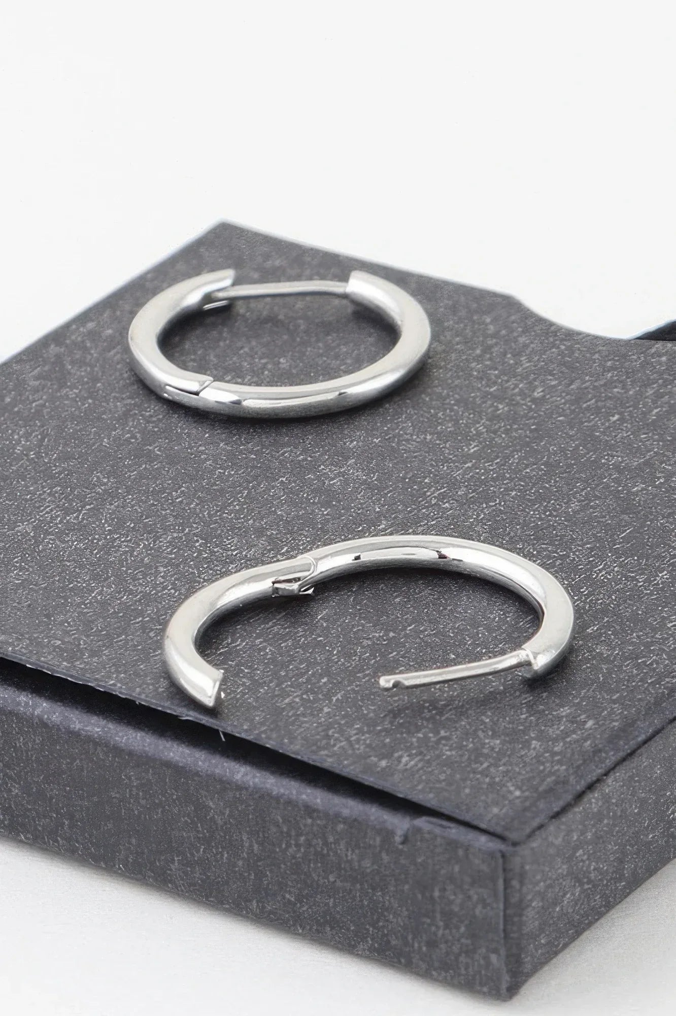 Minimal Shiny Clasp Earrings | Mixtshop LLC