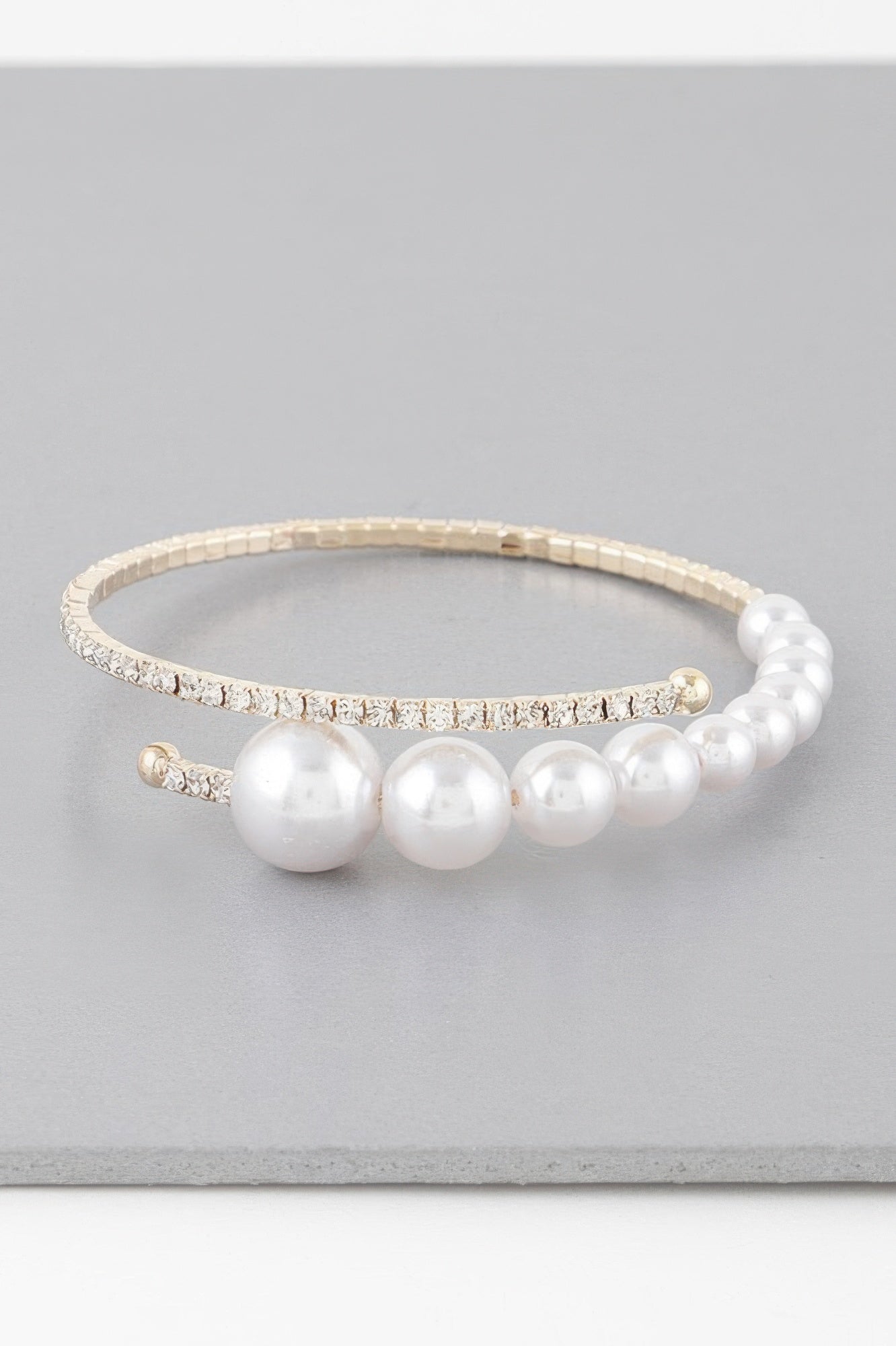 Gradual Pearl Jeweled Bracelet Secondary image