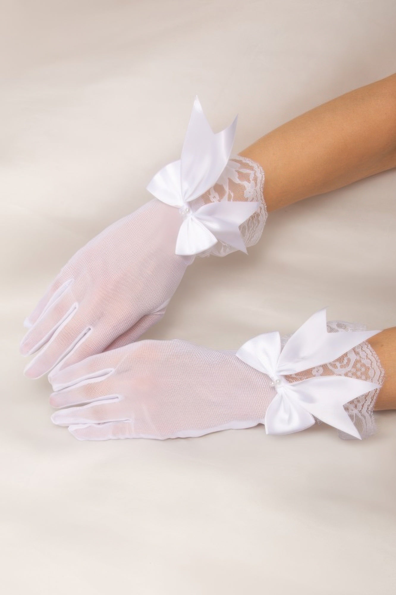 Bridal Chantilly Lace Wrist Length Gloves Secondary image