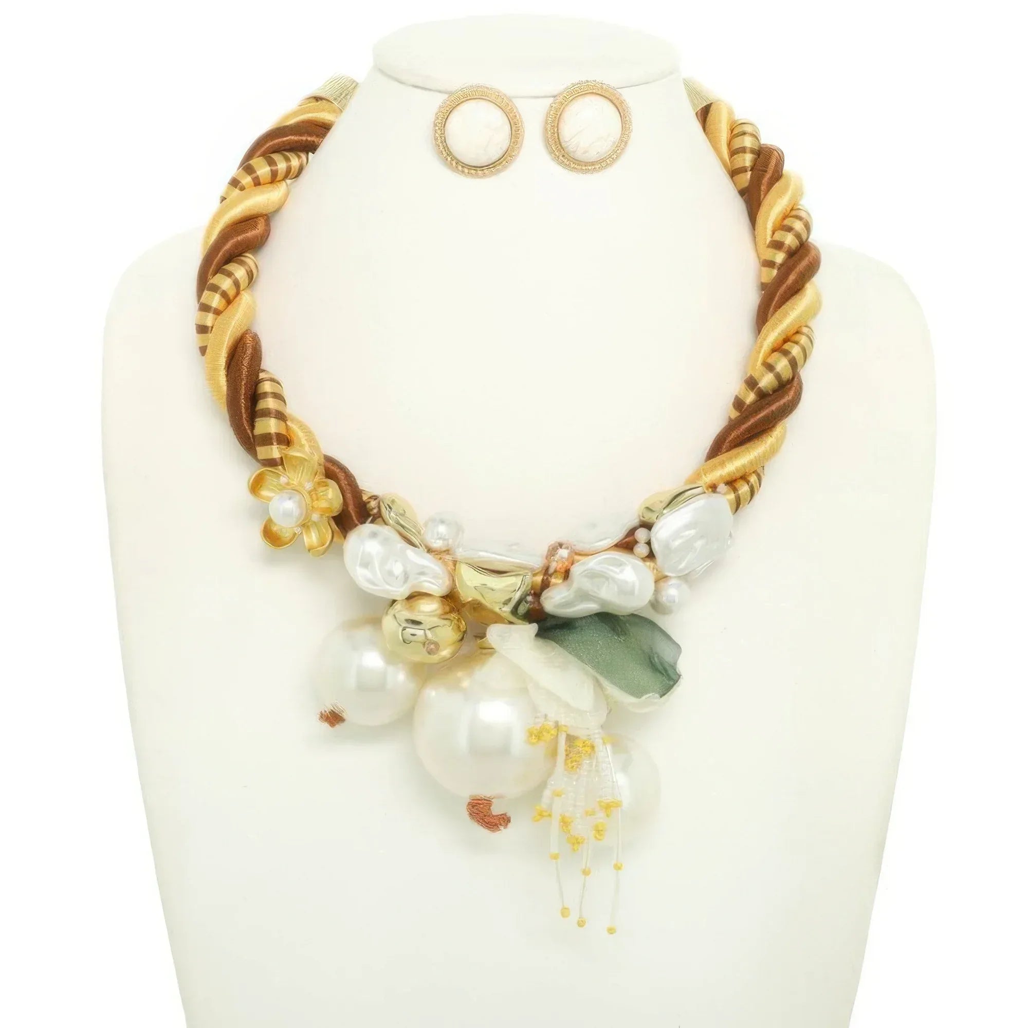 Handmade Flower Necklace Set Secondary image