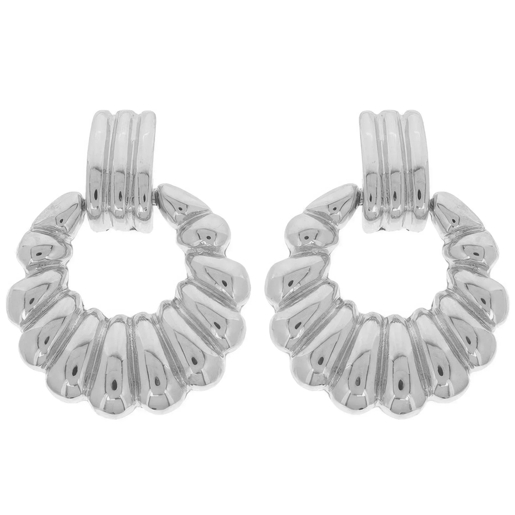 Scallop Pattern Crescent Hoop Earrings Secondary image