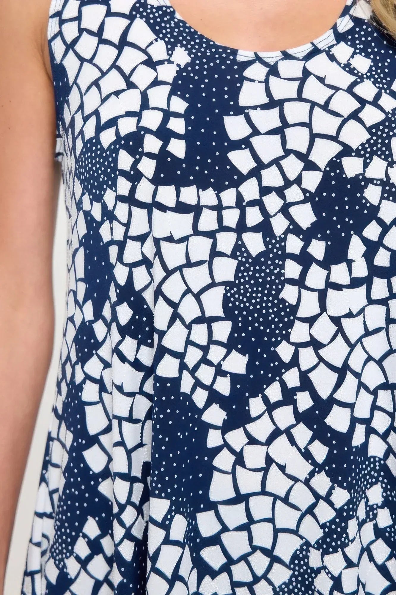 Hit Shark Bite Hem Tank | Mixtshop LLC