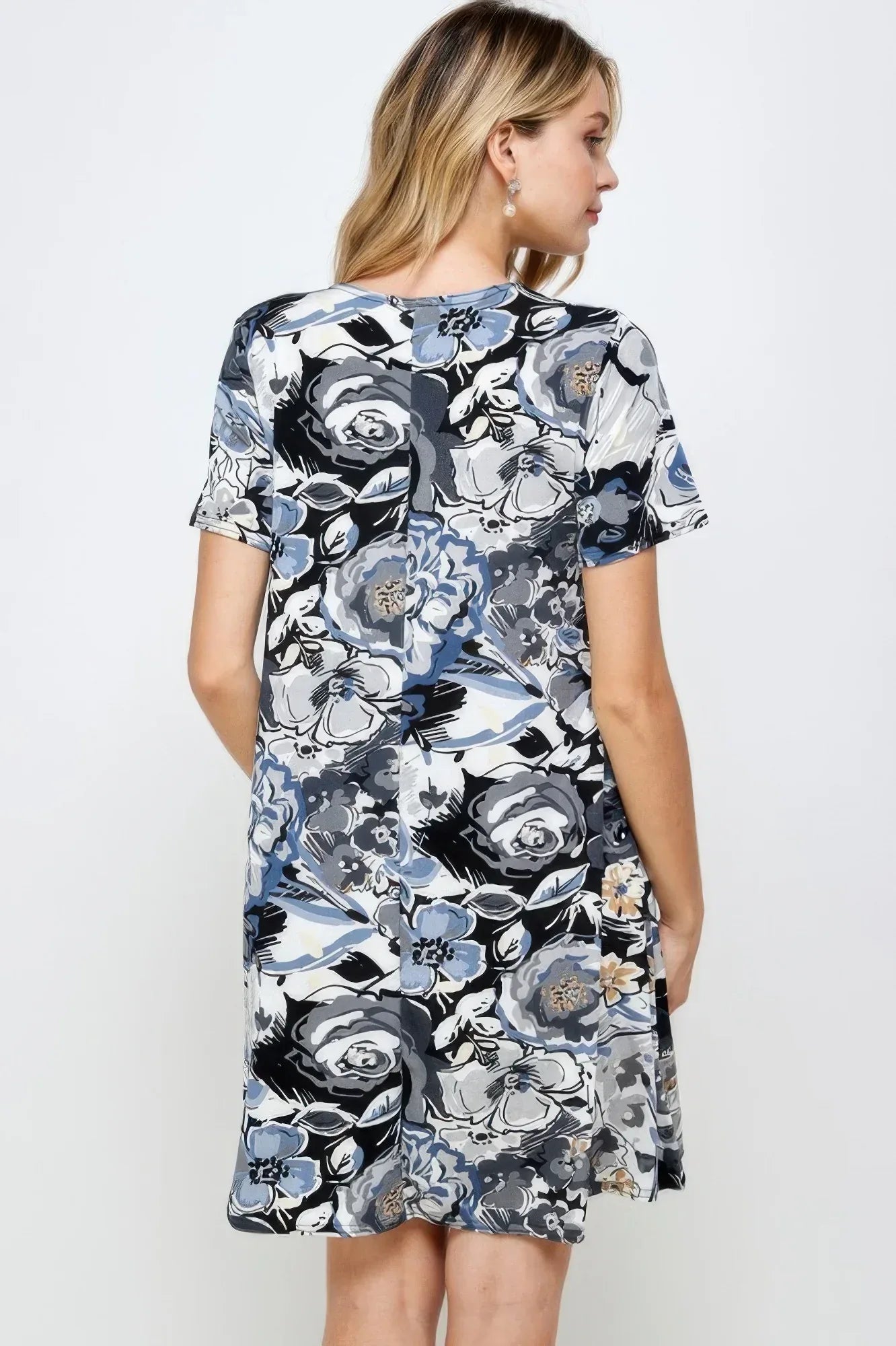 Short-sleeved Knee-length Dress Secondary image