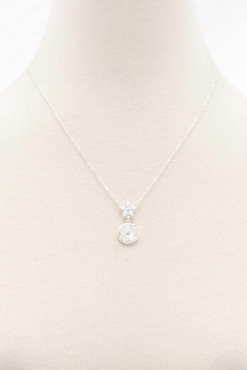 Double Flower Necklce Secondary image